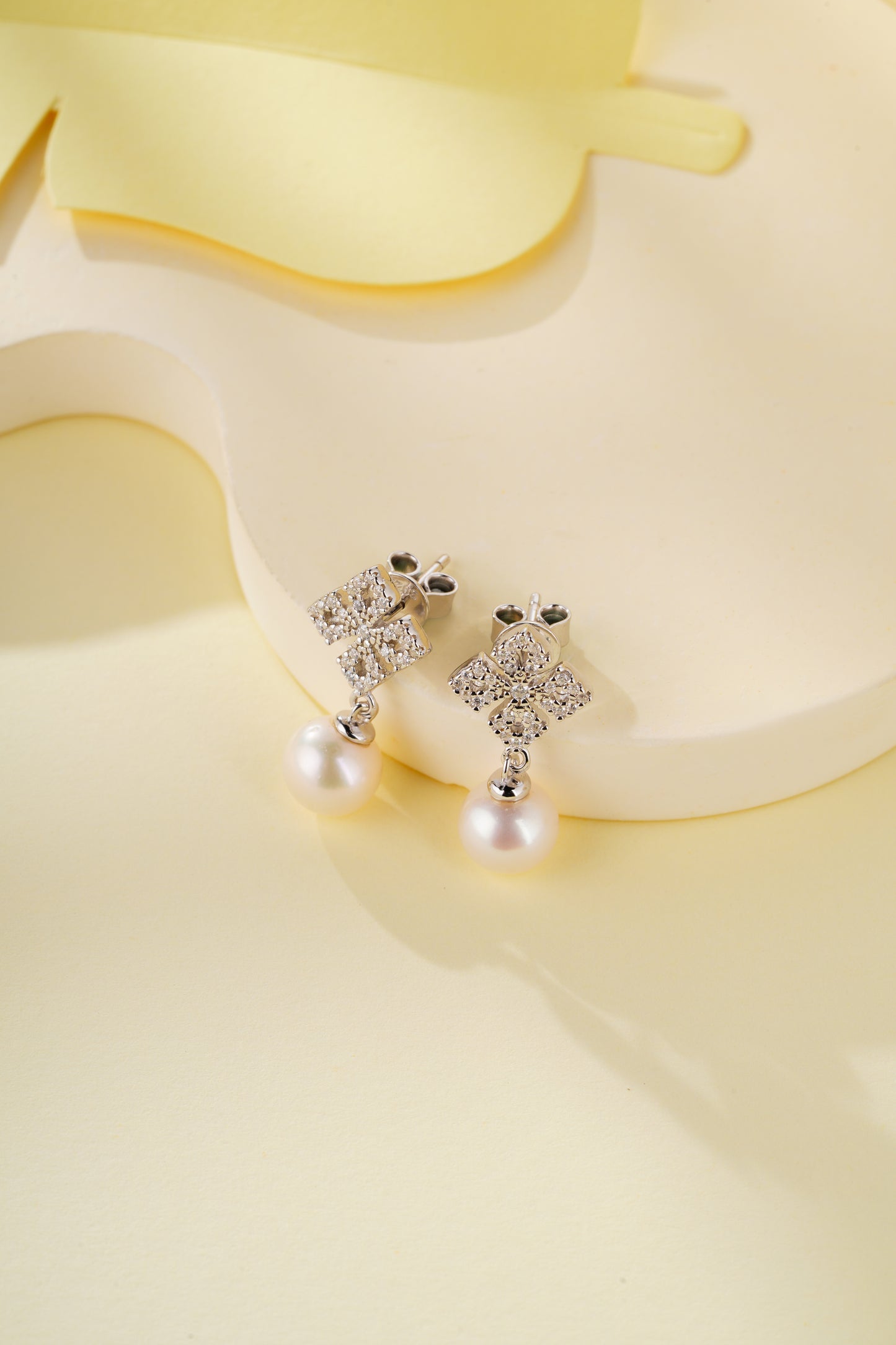 LiVin Gems Everluck Pearl Earrings